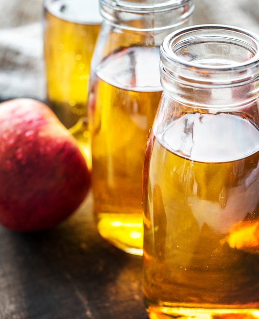 Jugo de manzana fresca cerca de tiro