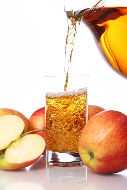 Foto gratuita jugo de manzana fresco y frío