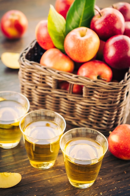 Jugo de manzanas en vaso con manzana en la cesta