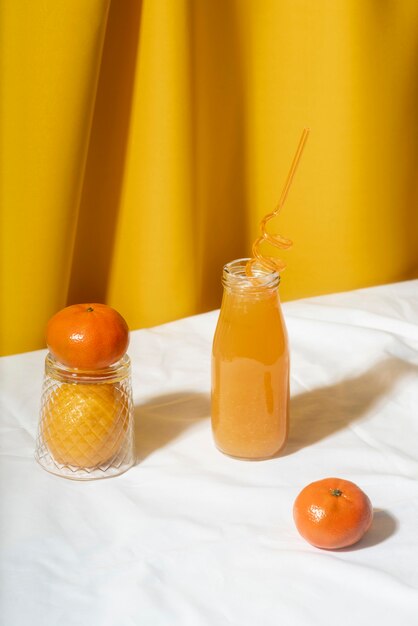 Jugo de naranja de alto ángulo en botella