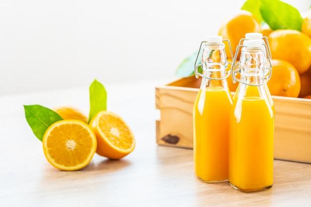 Jugo de naranja fresco para beber en botella de vidrio