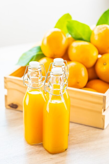 Jugo de naranja fresco para beber en botella de vidrio