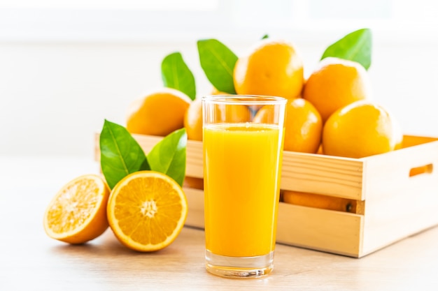 Jugo de naranja fresco para beber en botella de vidrio