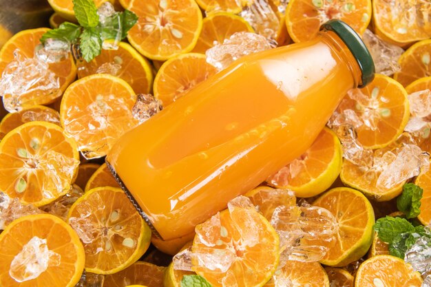 Jugo de naranja fresco en frasco de vidrio con menta, frutas frescas. enfoque selectivo.