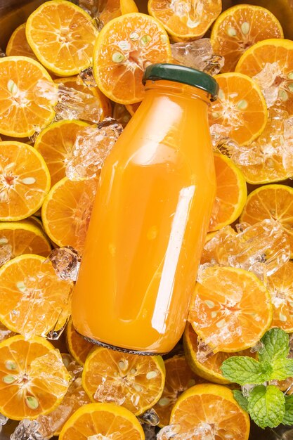 Jugo de naranja fresco en frasco de vidrio con menta, frutas frescas. enfoque selectivo.