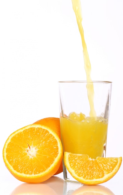 Foto gratuita jugo de naranja fresco y frío