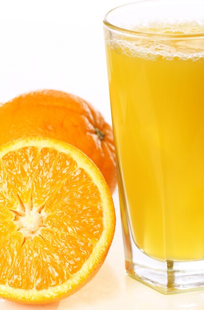 Jugo de naranja fresco y frío