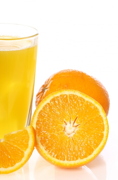 Jugo de naranja fresco y frío