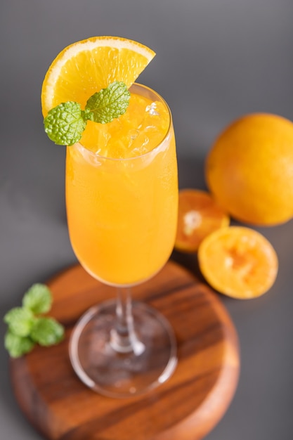 Jugo de naranja fresco en vaso con menta, frutas frescas. enfoque selectivo.