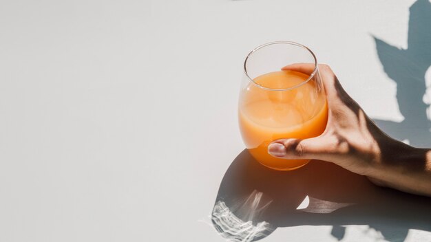 Jugo de naranja fresco en vidrio con espacio de copia