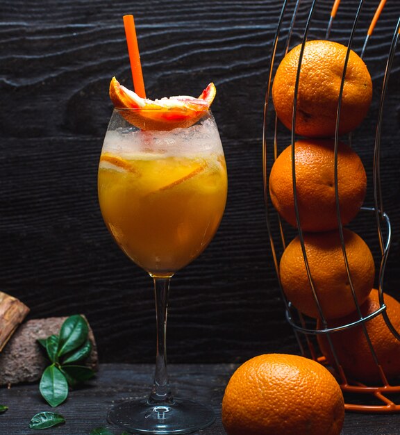 Jugo de naranja frío con rodajas de naranja