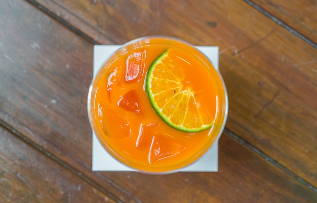 El jugo de naranja en la mesa de madera.