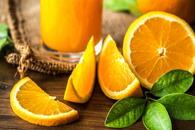 Jugo de naranja orgánico recién exprimido