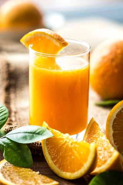 Jugo de naranja orgánico recién exprimido