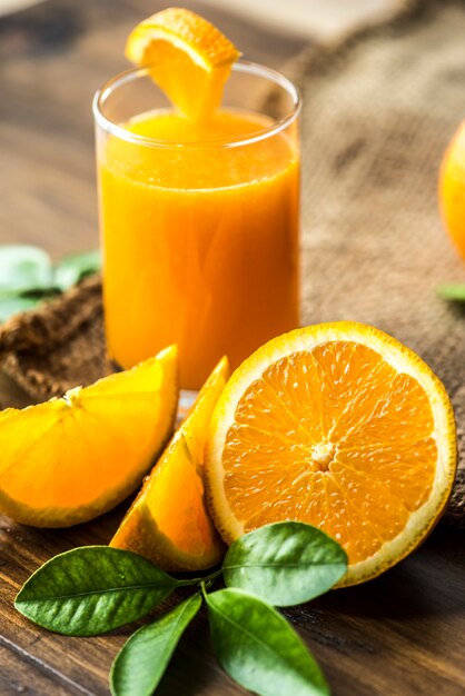 Jugo de naranja orgánico recién exprimido