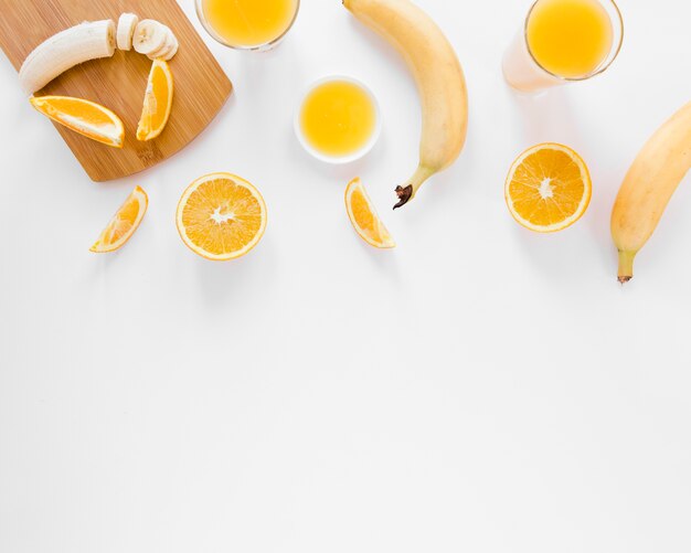 Jugo de naranja y plátanos con espacio de copia