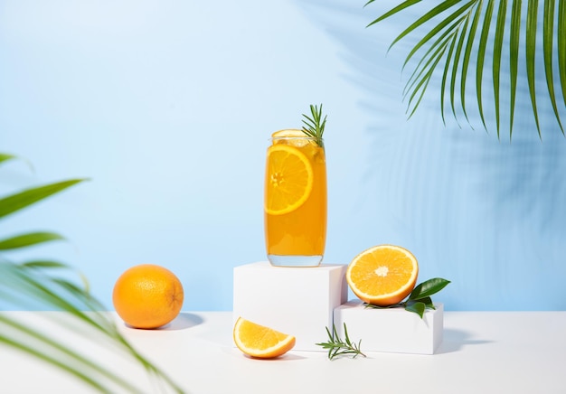 Jugo de naranja con rebanadas de naranjas frutas en la playa de mar con arena blanca Vacaciones de verano en el mar y viajes