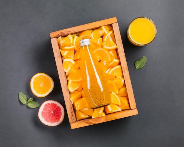 Jugo de naranja Topview y rodajas de fruta