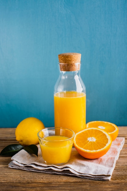 Foto gratuita jugo natural de naranja y limón fresco