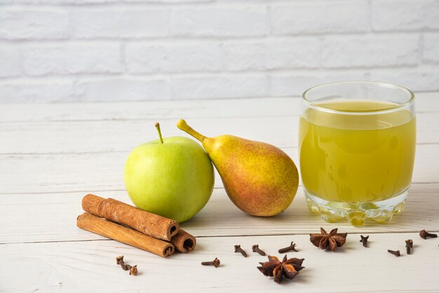 Jugo de pera y manzana con sabor a canela en vaso de vidrio