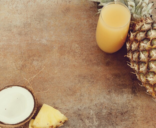 Jugo de piña y coco sobre vidrio