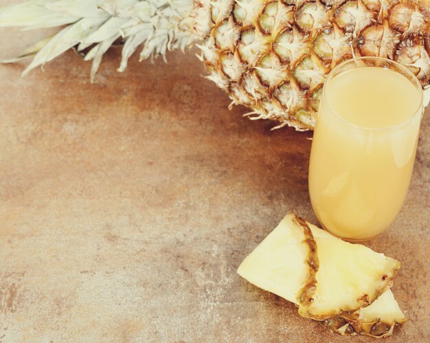 Jugo de piña sobre vidrio