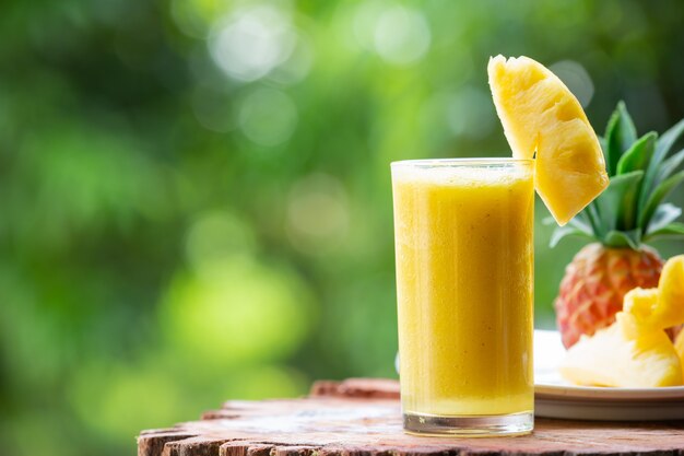 Jugo de piña con trozos de piña cruda