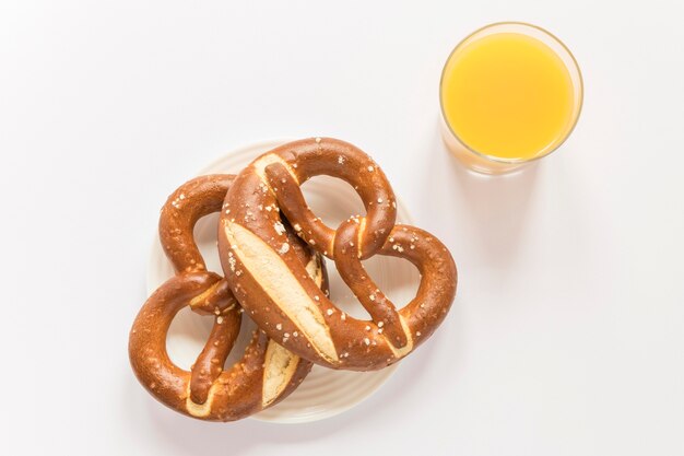 Jugo y pretzel