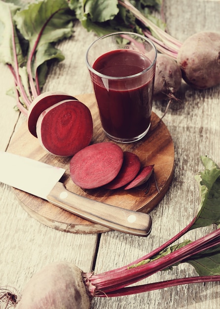 Jugo de remolacha en mesa de madera