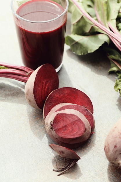 Jugo de remolacha en mesa de madera