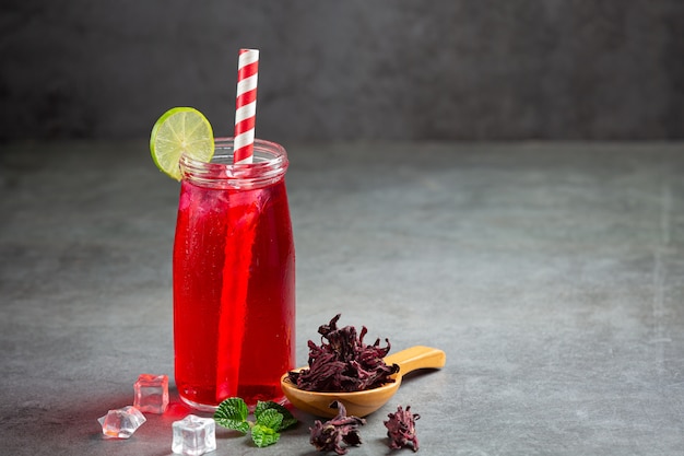 Jugo de roselle en un vaso listo para beber