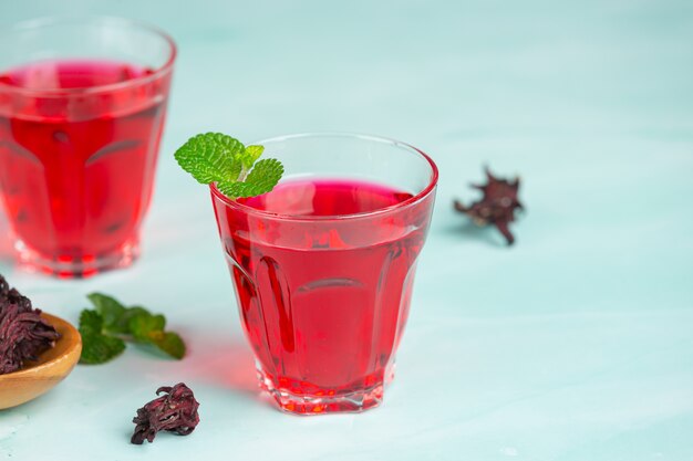 Jugo de roselle en un vaso listo para beber