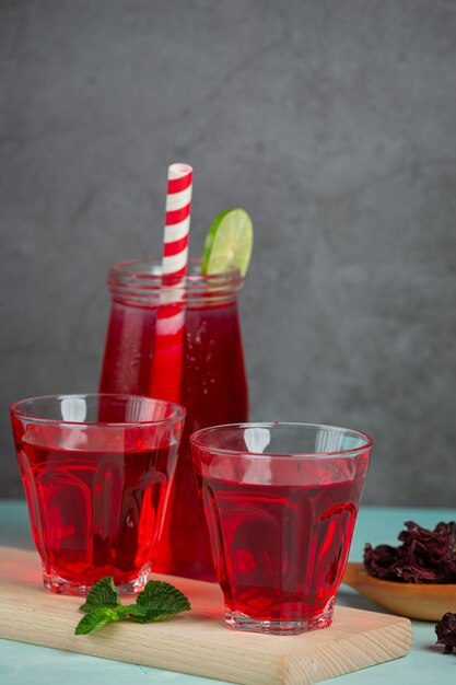 Foto gratuita jugo de roselle en un vaso listo para beber