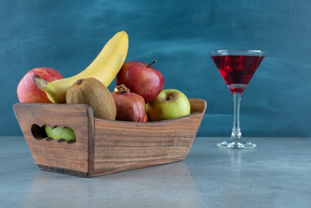 Jugo sabroso con cubitos de hielo y diversas frutas.