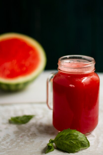 Jugo de sandia en frasco de vidrio