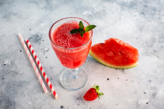 Jugo de sandía fresca de alto ángulo con fresa