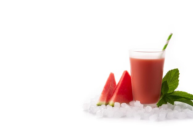 Jugo de sandía fresca con hielo aislado sobre fondo blanco.