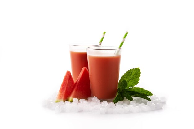 Jugo de sandía fresca con hielo aislado sobre fondo blanco.