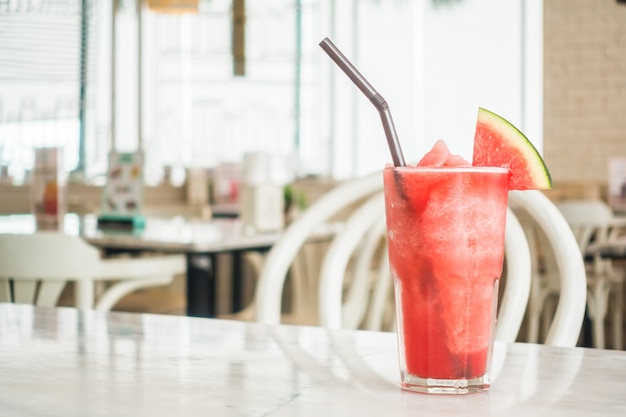 Jugo de sandía helado en vidrio