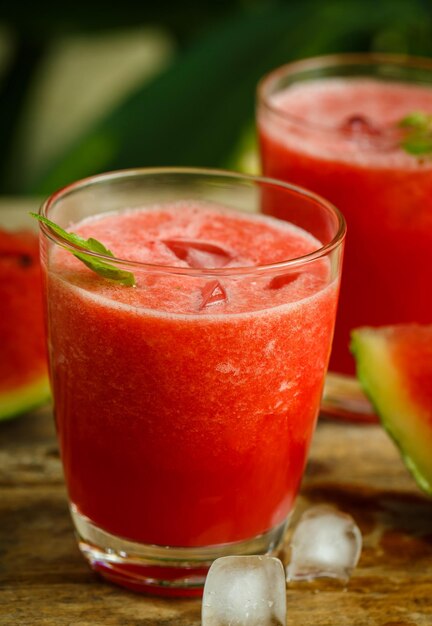 Jugo de sandía en una mesa de madera