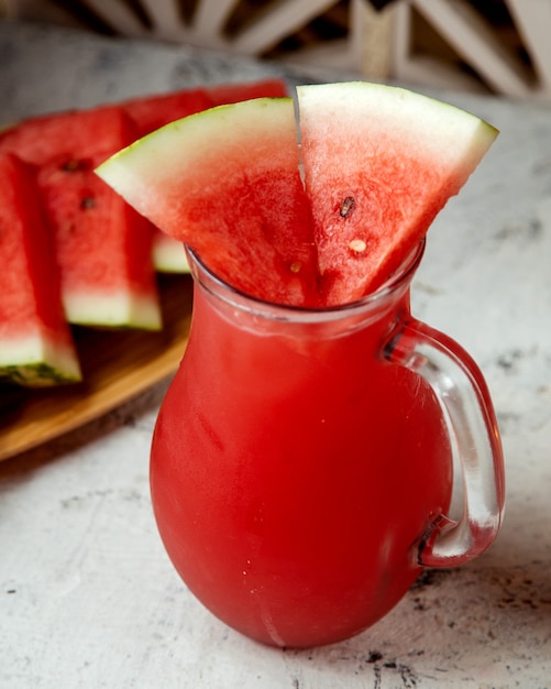 Jugo de sandía con rodajas de sandía encima