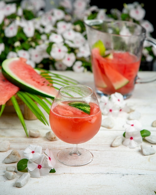 Jugo de sandia con rodajas de sandia