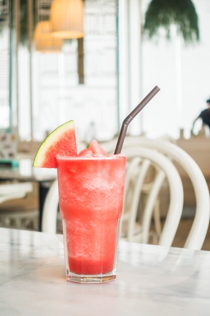 jugo de sandía en vidrio helado