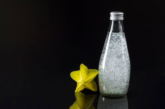 Foto gratuita jugo de starfruit sobre fondo negro