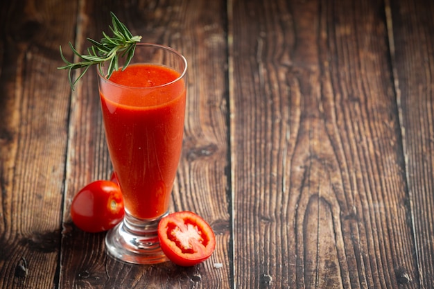 Jugo de tomate fresco listo para servir