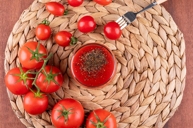 Foto gratuita jugo de tomate jugo de tomate casero con tomates, hierbas y especias