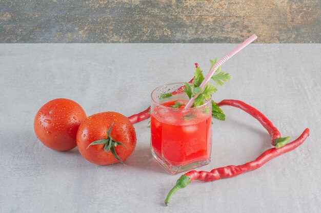 Jugo de tomate con pimientos y tomates. Foto de alta calidad