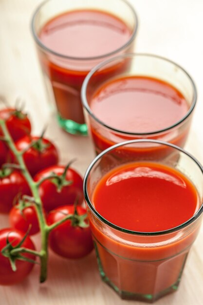 Jugo de tomate y tomates frescos