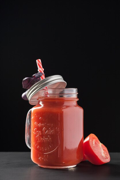 Jugo de tomate y tomates frescos