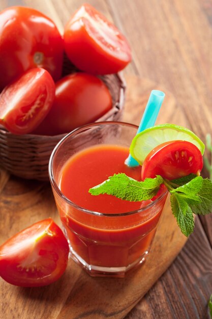 Jugo de tomate y tomates frescos